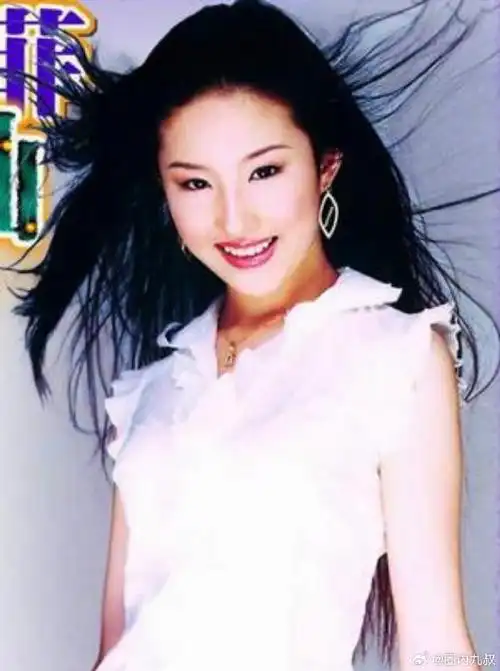 刚出道时期的刘亦菲#刘亦菲刚出道时候的照片是白月光一样的存在,她