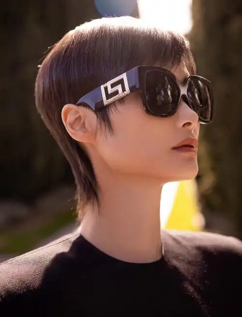 李宇春黑裙皮靴看秀造型