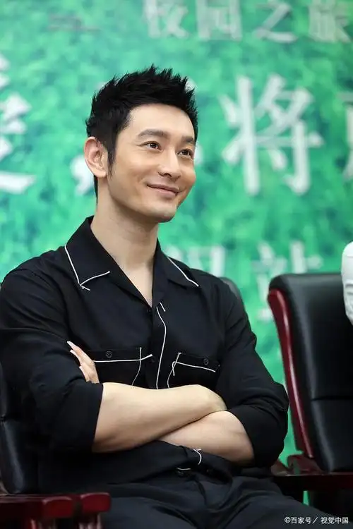 黄晓明叶珂在广场玩滑板,黄晓明满眼宠溺,网友说:什么时候结婚