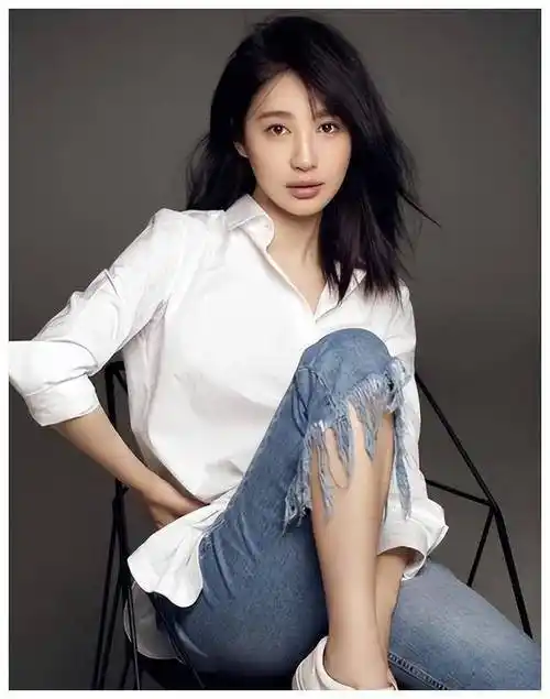 李菲儿的"全裸"露背,是性感写真,还是"伤风败俗"?_照片_网友_领导