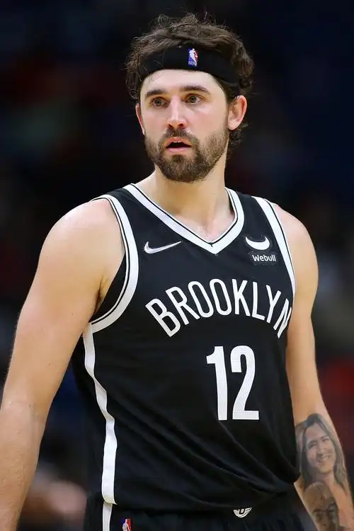 在受伤前,乔哈里斯场均出战30分钟,能得到11分4板1