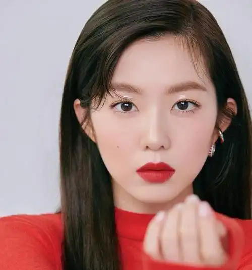 南韩颜霸裴珠泫分享美照,大红色的嘴唇配水光色的眼影,美到窒息