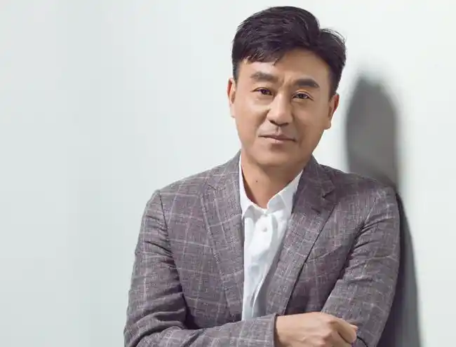 何冰妻子李海洋简历照片年少时相识至今结婚多年恩爱如初