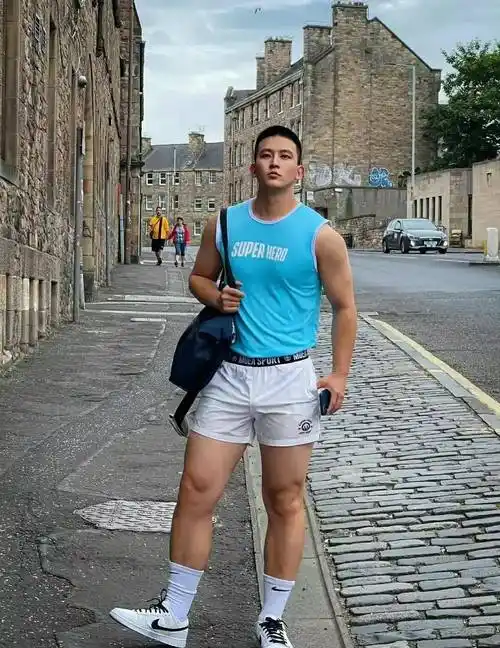 魅力:健身房里拥有完美脸蛋和完美身材的男孩_外表_肌肉_力量