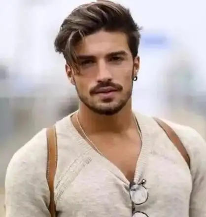 不习惯将头发剪得太短的型男,可以考虑这款侧梳油头,也就是在顶部保留