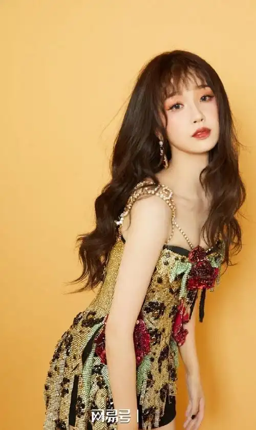 虞书欣写真露事业线娇艳欲滴!