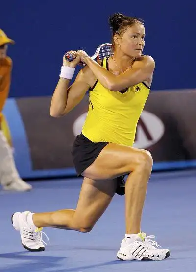 图文萨芬娜20兹沃娜列娃萨芬妹妹单膝跪地