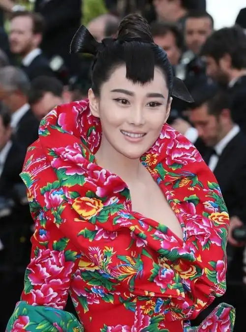 张馨予的大花棉袄才是引领网红蹭戛纳红毯的鼻祖
