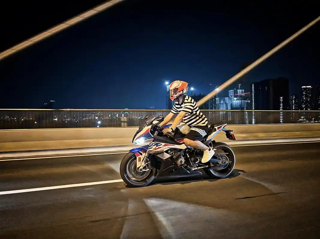 机车摄影 #s1000rrm版#摩托车 #夜拍 - 抖音