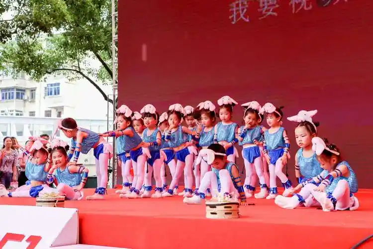 "六一"舞蹈花絮回放,祝中二班宝贝们六一儿童节快乐!健康成长!