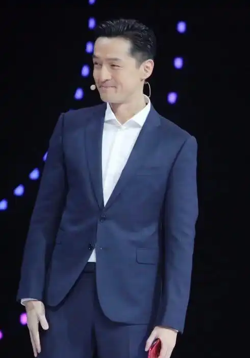 我们看到了代言人胡歌现身了,一身宝蓝色正装出现在现场的胡歌,引起了