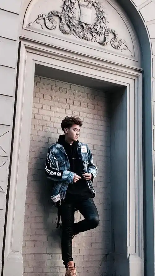 黄子韬巴黎时装周玩街拍清写真