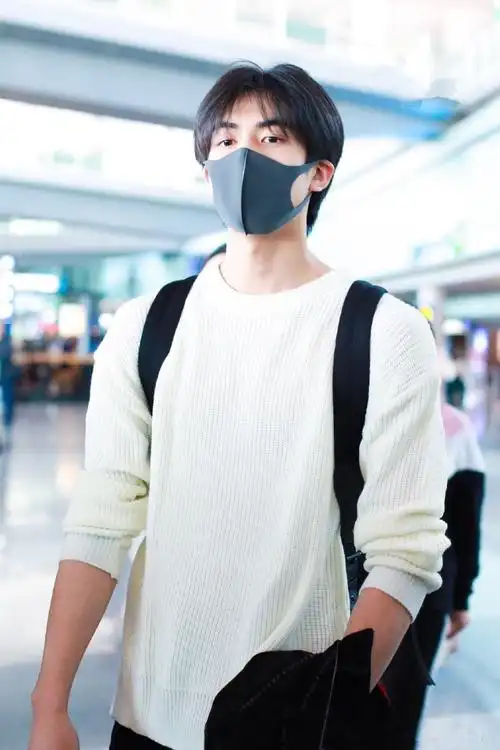 宋威龙穿白色毛衣配黑色长裤现身 打扮休闲随性行走间秀大长腿