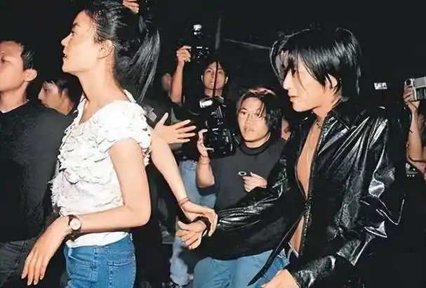 时隔23年,53岁王菲与42岁谢霆锋公开牵手亮相,网友:要结婚了?