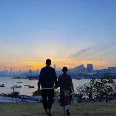 海边日落双人同框背影情侣头像