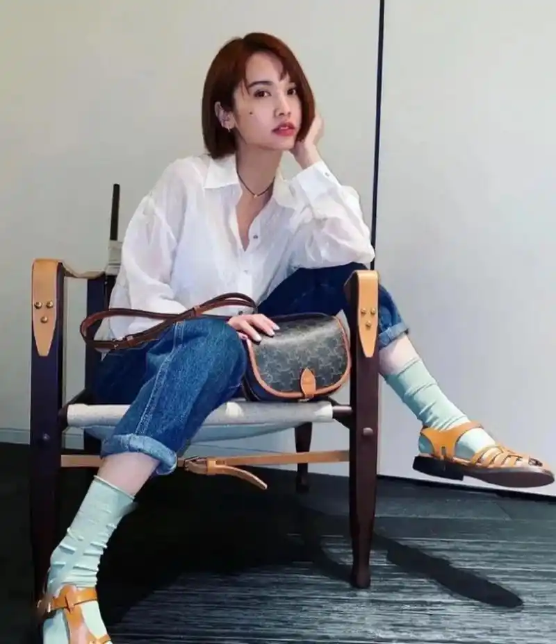 李荣浩老婆杨丞琳,白衬衫配牛仔裤,嫩得像个大学生