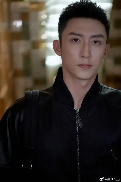 黄景瑜造型反差感#黄景瑜今日直播状态不错91侧脸线条感清晰可见