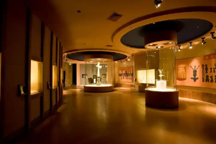 三星堆博物馆以其文物,建筑,陈列,园林之突出特色,成为享誉中外的文化