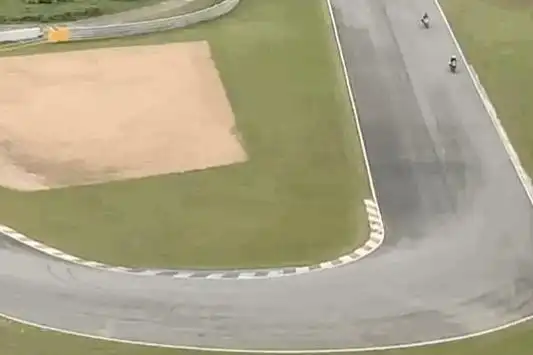 王一博摔车!驾驶赛车直接冲出跑道,幸好人没事,祝一路平安