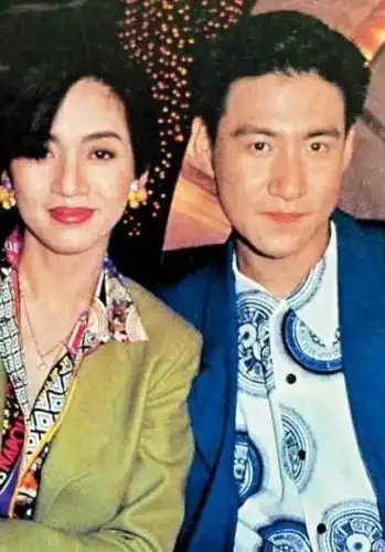 未满27岁时的张学友已和梅艳芳合照,一起出席《 许冠杰光荣引退汇群星