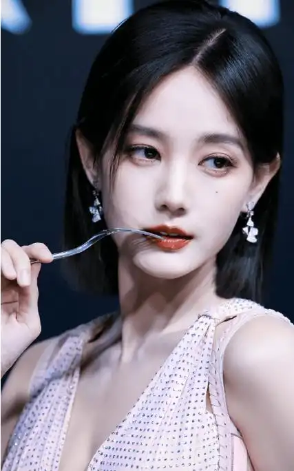 李一桐飞机上不雅行为被热议,梅婷王子文更没素质,人民日报怒批_明星