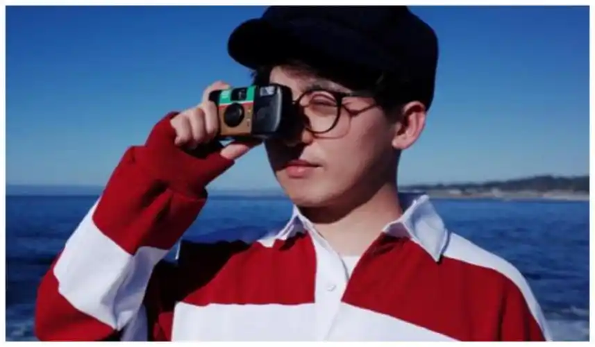 《奔跑吧》导演颜值有多高?到海边拍照变小奶狗,网友激动了