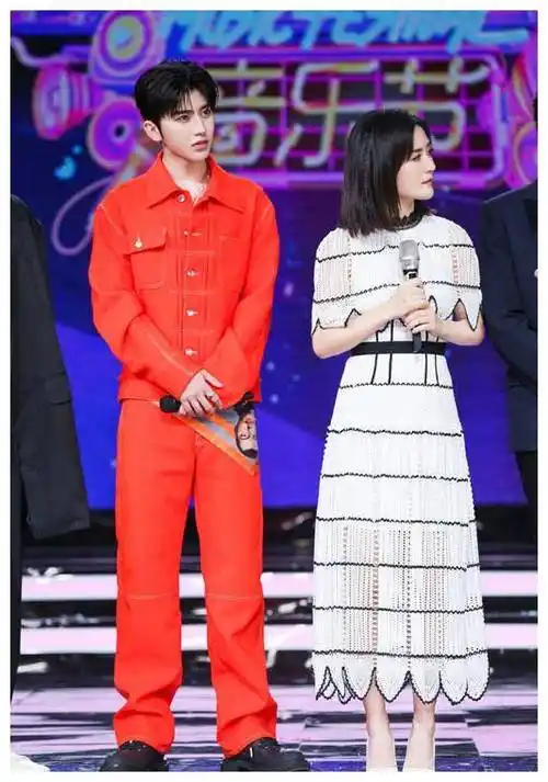 原创谢娜秀新裙子穿针织长裙减龄有气质和蔡徐坤同框也不显老