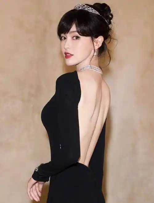 唐嫣尊贵亮相,黑裙配王冠展现绝佳气质