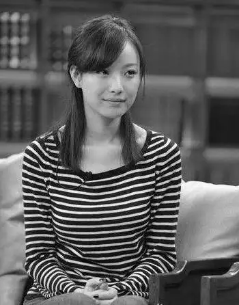 虽然大学时,倪妮学习的是播音主持,但身边却总有人夸赞她是美女,应该