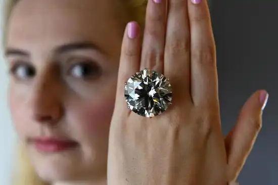 纽约拍卖行展110克拉钻戒鸡蛋一样大
