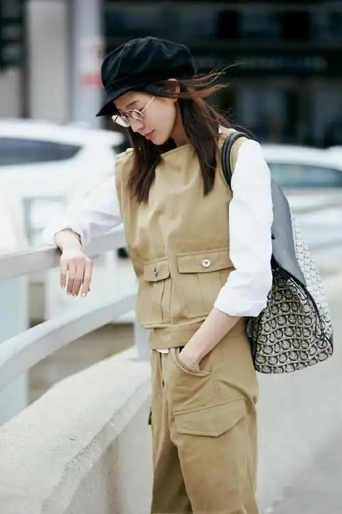 张钧甯现身机场穿卡其色套装配报童帽37岁美得像17岁