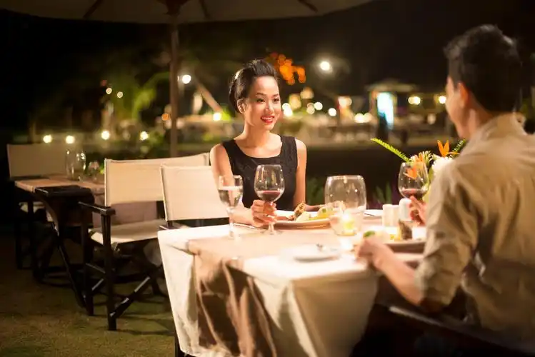 一对夫妇爱共进浪漫晚餐幸福情侣幸福的人