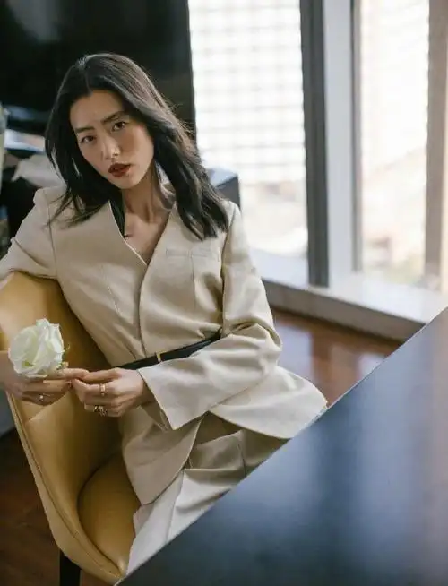 刘雯白色西装造型#刘雯三个发型,三种穿搭,总结出来就一个字,飒!