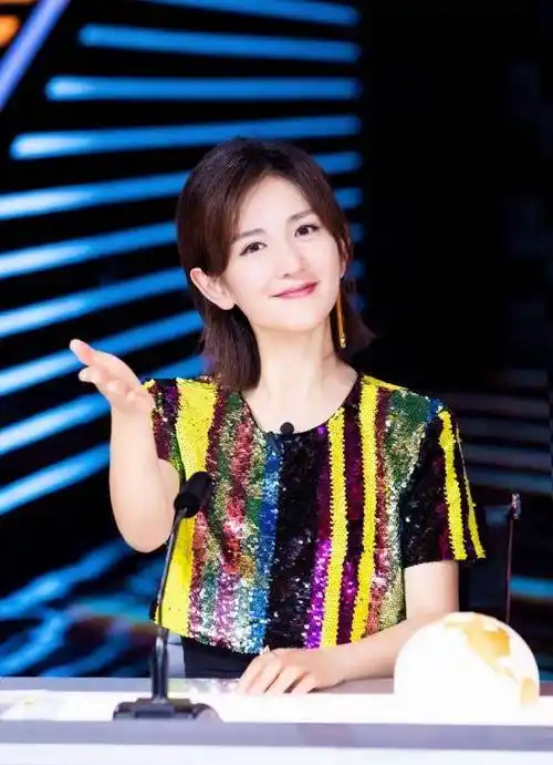 38岁谢娜真会凹造型,波波头短发搭配斑斓耀眼的裙装,减龄又时髦