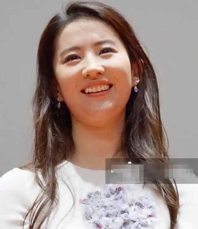 刘亦菲的腿被素人轻易碾压,无修图脸部浮肿牙齿黄,网友跪求减肥