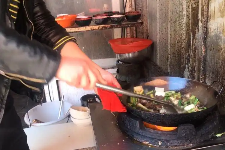 看看饭店炒菜10年的大厨是怎么做爆炒牛肉的你们觉得技术怎么样