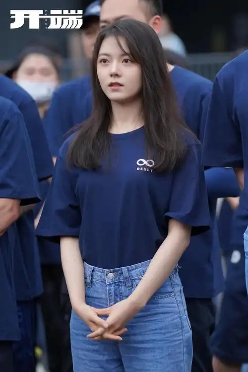 日前,赵今麦工作室发出了她今年春晚的造型图,果然是女大十八变,越变