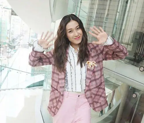 钟嘉欣身穿粉色格子西服草莓味女孩怎么看都不像35岁