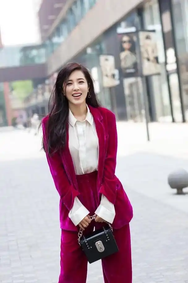 曾黎被认为是中戏200年才出的一位校花,宛如油画中的仙子.