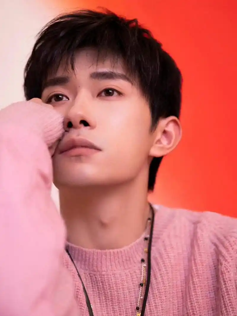 易烊千玺生日快乐# 23岁生日照是温暖的粉色男孩!