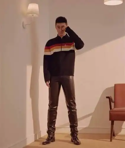 先看黄晓明的第一张照片,穿着一件背心,搭配了运动阔腿裤,脚上又穿了