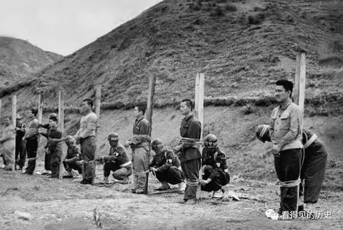 老照片 1950年韩国军警枪杀政治犯  美国军官做监斩官