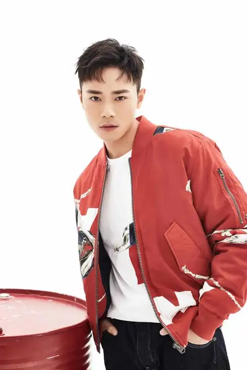 曹骏曝酷帅阳光写真 时尚活力率性十足