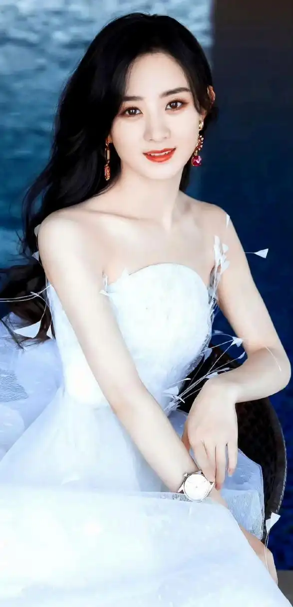 赵丽颖,白色抹胸裙,拖地纱裙摆,显得腿真长!