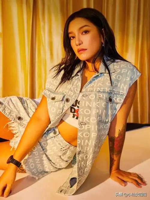 江映蓉是得罪了造型师吗?深肤色还穿荧光绿,网友:没眼看