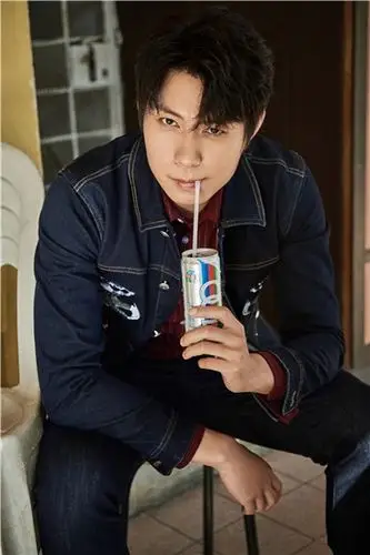 艾伦成熟魅力写真曝光 别具一格诠释时尚态度