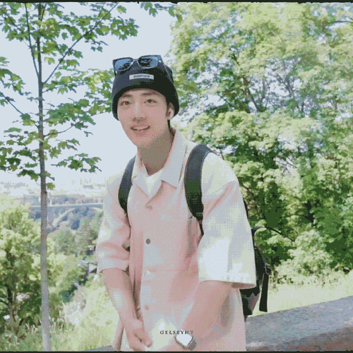 肖战超话#肖战#xz#肖战漫步车水马龙的街头#  有趣的灵魂  理想的男友