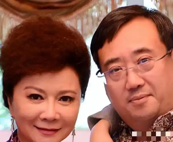 原来他就是蔡明儿子隐瞒37年不公开是蔡明的骄傲更是最大心病