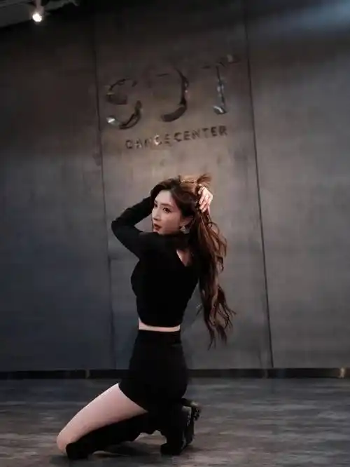 江疏影带火了一种跳舞新穿法:露脐装 二分裤 长筒靴,性感又酷飒_身材