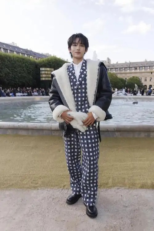 不过也好,这头湿发也有了更好的解释:热的.孔刘这波也是被发型所害.